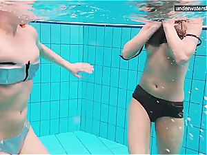 trio bare gals have fun underwater